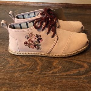 Toms Botas With Floral Embroidery and Rope Sole
